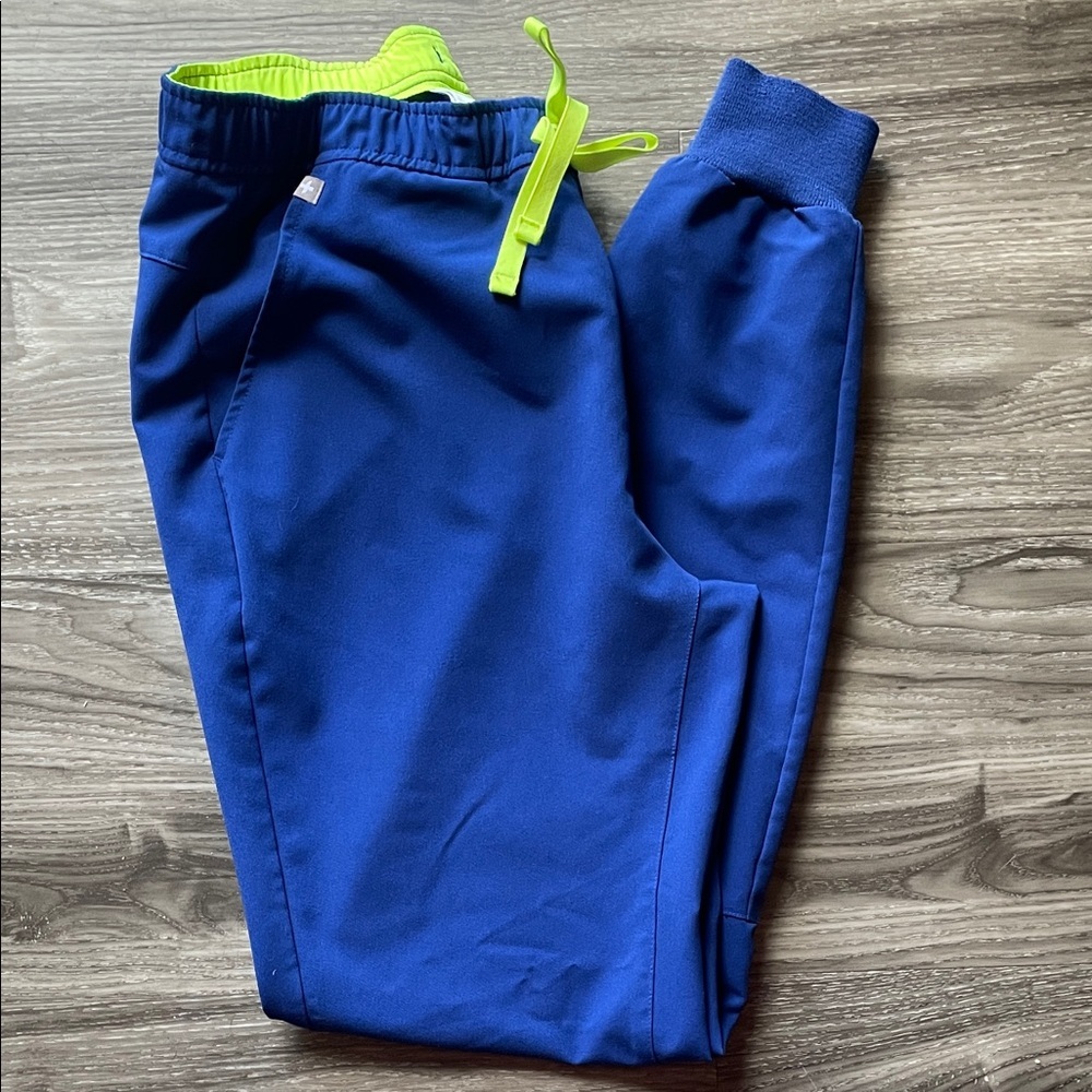 Figs Blue Joggers with Neon Yellow Accents women’s. Size Small
Style# M21SW2053